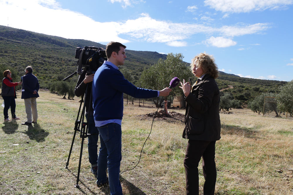 Patricia Maldonado, propietaria de la finca las Ensanchas, incluida en Red Natura 2000 por petición suya, explica a los medios de comunicación la gestión sostenible que desarrolla. ©A.Carretero-SEO/BirdLife