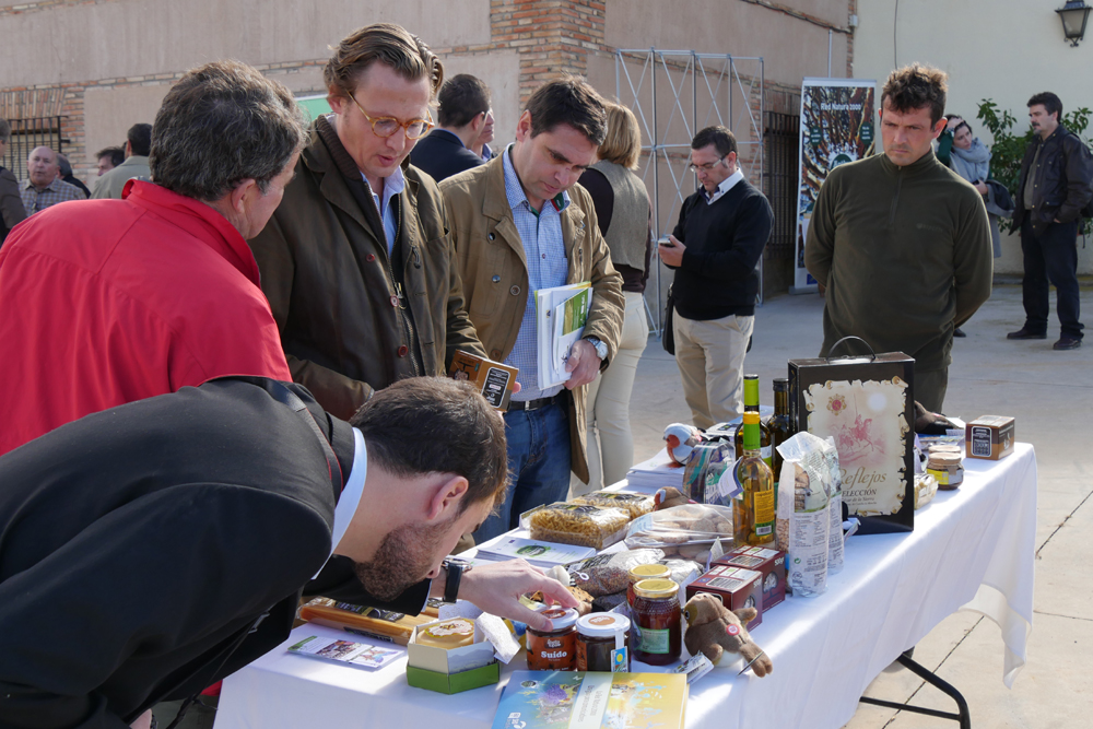 Prensa y asistentes se interesan por los productos alimentarios de la Red Natura 2000 ©A. Carretero-SEO/BirdLife